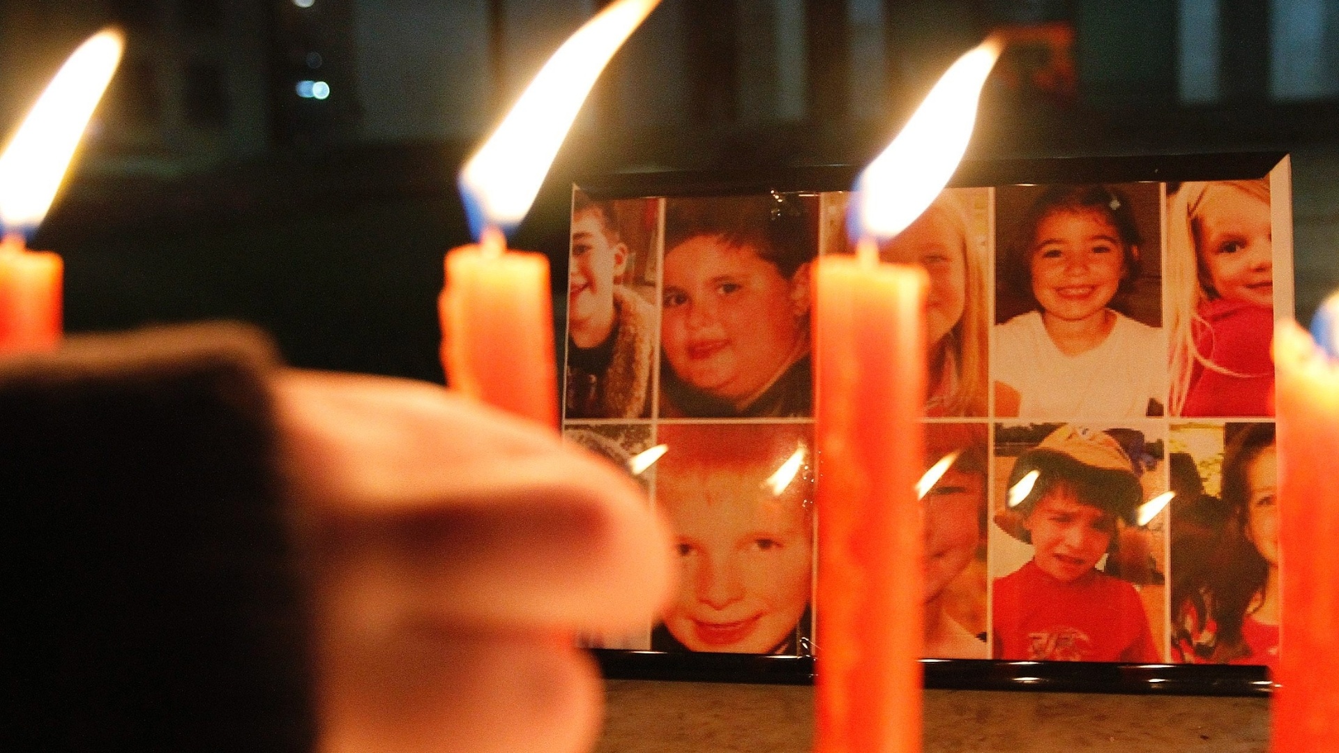 17.dez.2012 - Menino acende velas para homenagear as vítimas do tiroteio da Escola Primária Sandy Hook - Arben Celi/Reuters