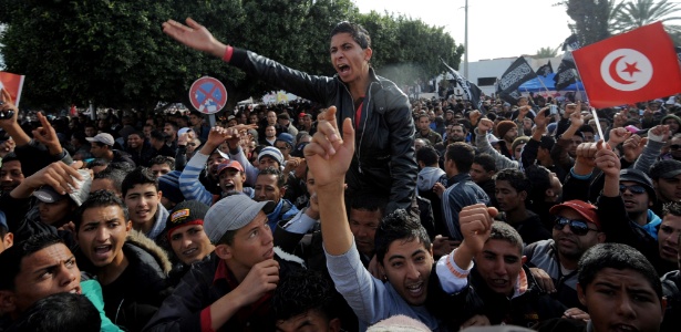 Moradores de Sidi Bouzid fazem protesto contra o presidente tunisiano, Moncef Marzouki, após discurso