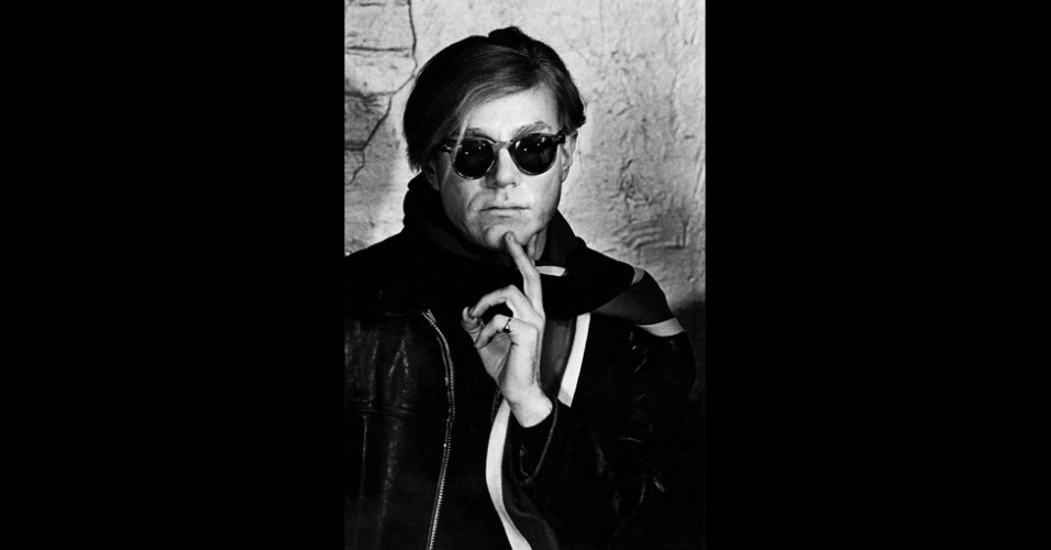 17.dez.2012 - O artista Andy Warhol posa para as lentes do fotógrafo Steve Schapiro. Imagem faz parte do livro "Now and Then" - Steve Shapiro/Now and Then