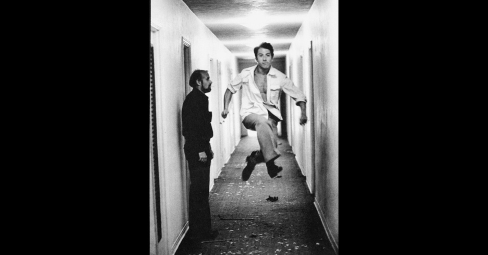 17.dez.2012 - O ator Dustin Hoffman pula para as lentes de Steve Shapiro. A imagem faz parte do livro "Now and Then" - Steve Shapiro/Now and Then