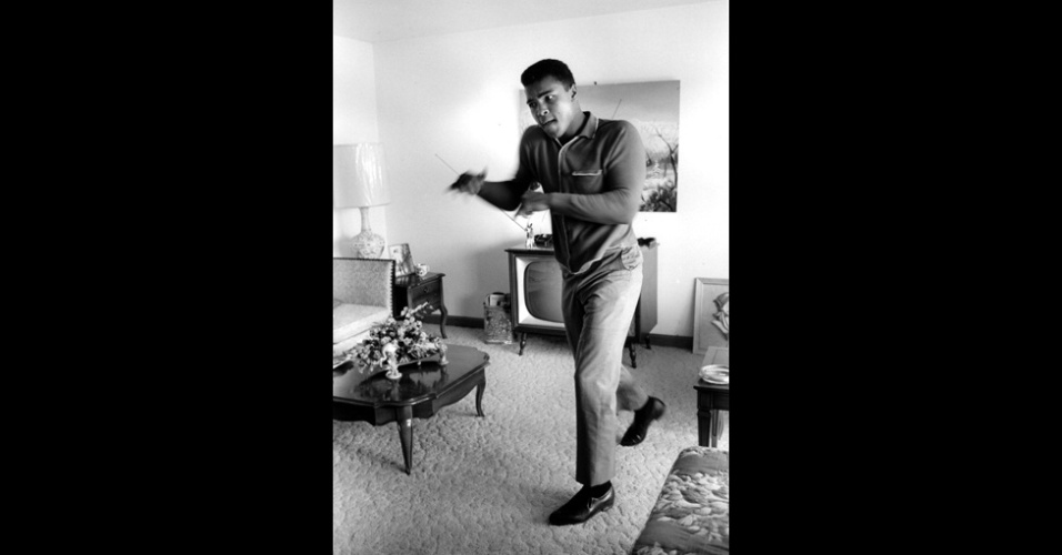 17.dez.2012 - O boxeador Muhammad Ali exibe seus movimentos enquanto é fotografado por Steve Shapiro.  A imagem faz parte do livro "Now and Then" - Steve Shapiro/Now and Then