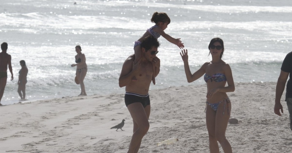 17.dez.2012 - O cantor Daniel foi à praia da Barra da Tijuca, na zona oeste do Rio. O sertanejo estava acompanhado da mulher, Aline, e da filha Lara