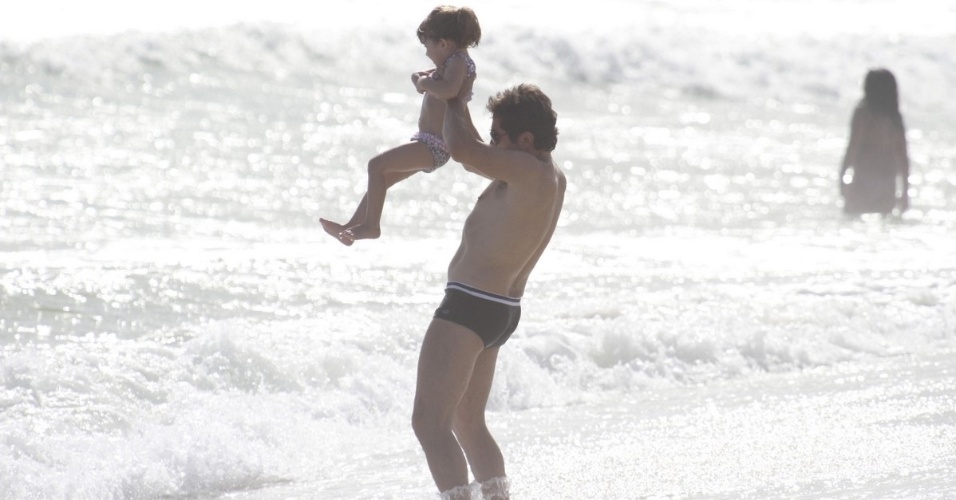 17.dez.2012 - O cantor Daniel foi à praia da Barra da Tijuca, na zona oeste do Rio. O sertanejo se divertiu com a filha Lara, de três anos