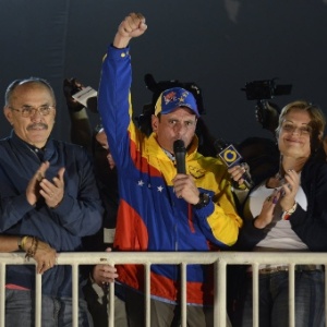 O governador de Miranda, Henriques Capriles, faz discurso em Caracas após ser reeleito