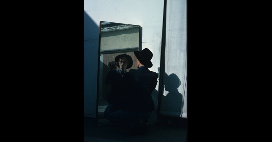 17.dez.2012 - O músico David Bowie é fotografado por Steve Shapiro enquanto olha no espelho.  A imagem faz parte do livro "Now and Then" - Steve Shapiro/Now and Then