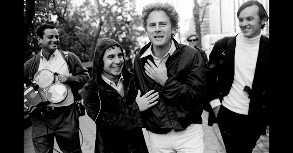 17.dez.2012 - Os músicos Simon e Garfunkel (ao centro) são fotografados em momento descontraído por Steve Shapiro. A imagem faz parte do livro "Now and Then" - Steve Shapiro/Now and Then