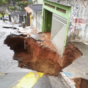 Entorno da cratera foi interditado pelos próprios moradores antes da chegada da Sabesp - Éverton Oliveira/Arquivo pessoal