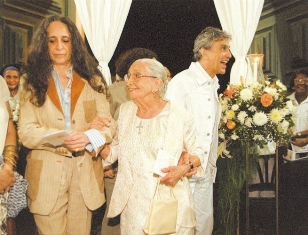 17.set.2003 Dona Canô entre os filhos Maria Bethânia e Caetano Veloso durante missa realizada em sua homenagem no dia em que completa 96 anos, em Santo Amaro da Purificação (BA)