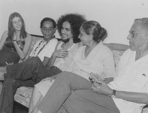 1971 O cantor e compositor Caetano Veloso com Dedé Gadelha [esq.], Maria Bethânia, Dona Canô [dir.] e seu Zezinho