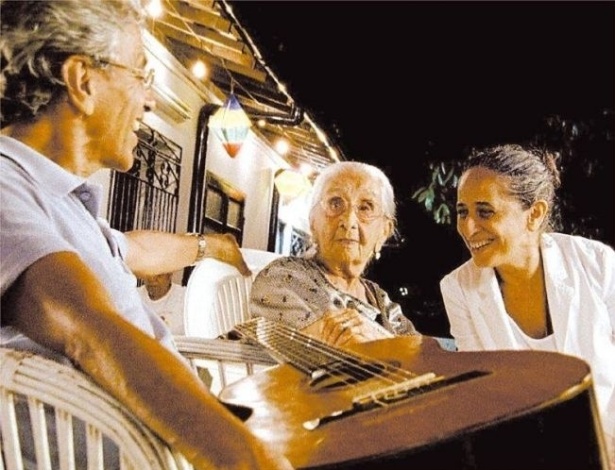 (2007) O cantor Caetano Veloso, Dona Canô e a cantora Maria Bethânia durante cena do filme "Maria Bethânia - Pedrinha de Aruanda", de Andrucha Waddington