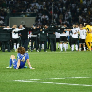 Cria do Vitória, o zagueiro David Luiz acompanha a festa dos jogadores do Corinthians após a derrota do Chelsea na final do Mundial de Clubes - AP Photo/Shizuo Kambayashi
