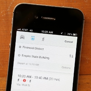 Detalhe do aplicativo Google Maps rodando em um iPhone 5. Tela exibe a função do aplicativo que indica direções para os locais via transporte público - Justin Sullivan/AFP/Getty Images