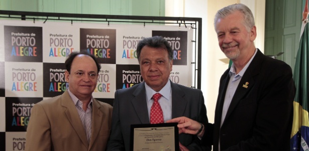 Figueroa recebeu a placa de embaixador de Porto Alegre do Prefeito José Fortunati (d)