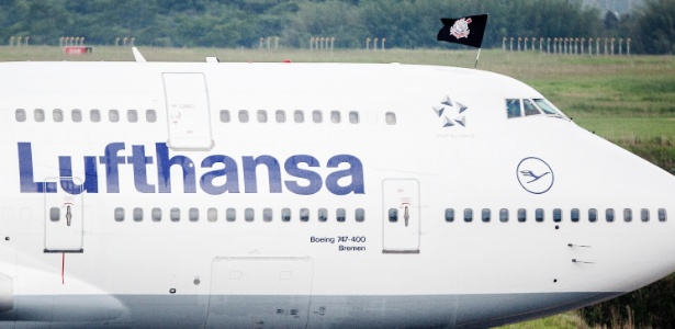 Corinthians chega com a bandeira do time na cabine dos pilotos do avião