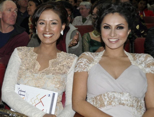 As atrizes Deeya Maskey (esq.) e Nisha Adhikari (dir.) durante a apresentação do filme protagonizado por elas, "A Dança das Orquídeas", no Festival Internacional de Cinema de Montanha em Katmandu - EFE/Usha Titikshua