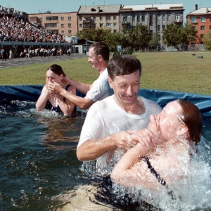 Batismo de testemunhas de Jeová, na Rússia - Ilya Naymushin/Reuters