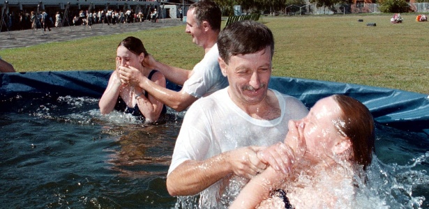 18.ago.2011 - Batismo de testemunhas de Jeová, na Rússia - Ilya Naymushin/Reuters