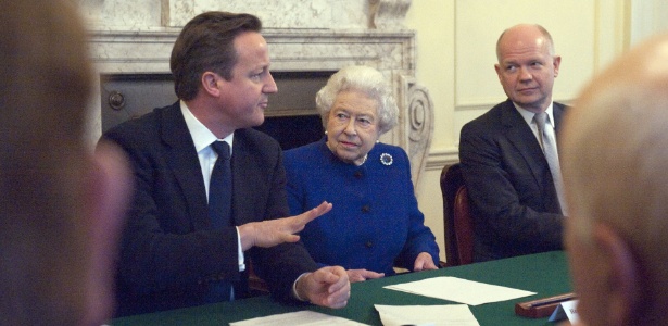 Ao lado do do premiê David Cameron (esq.), rainha Elizabeth 2ª preside reunião ministerial - Jeremy Selwyn/AFP