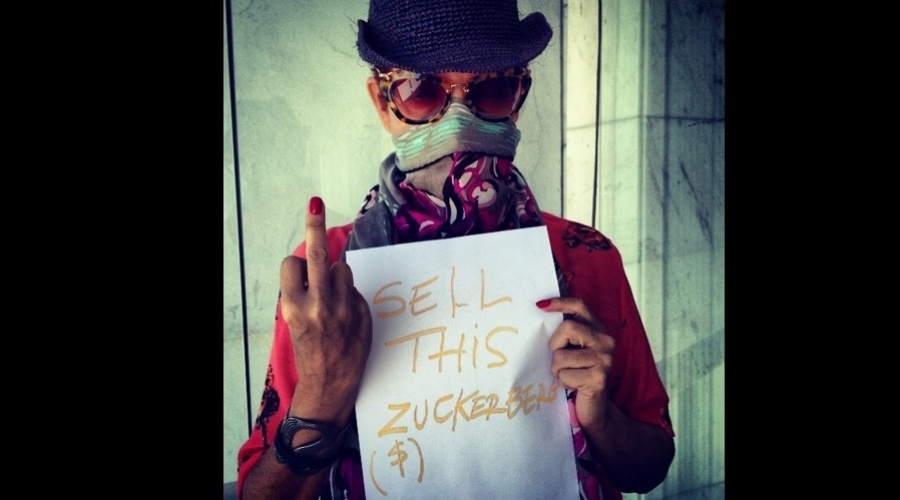 18.dez.2012 - Betty Lago divulgou uma foto onde aparece fazendo um gesto obsceno em protesto as novas regras de privacidade do Instagram