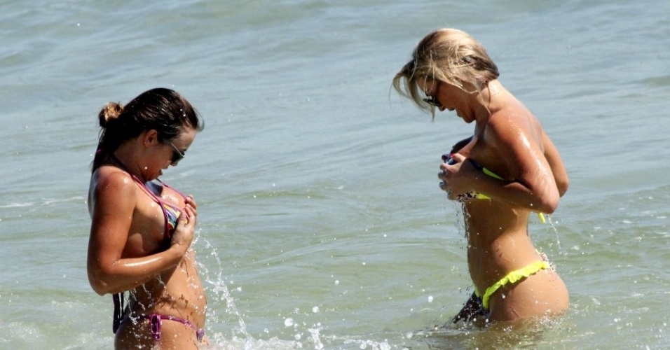 18.dez.2012 - Caren Souza (esq.), apresentadora do programa "Malícia", e Thaiz Schmitt, a coelhinha da "Playboy", curtiram a praia da Barra, zona oeste do Rio