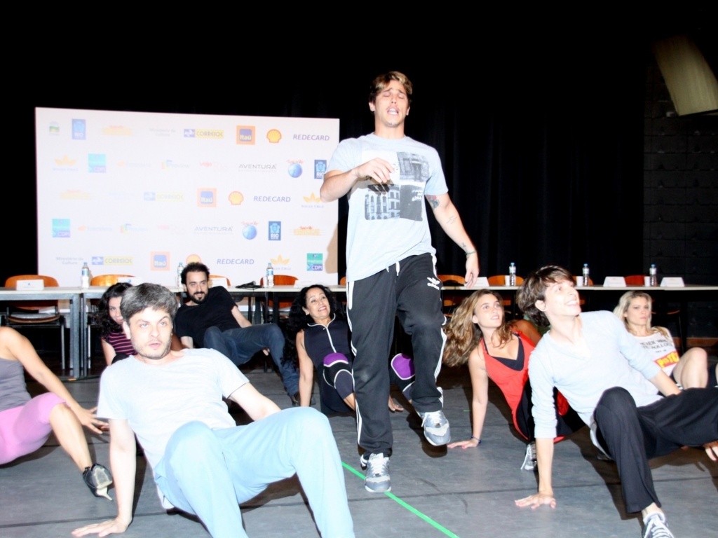 18.dez.2012 - Rômulo Arantes Neto e o elenco do espetáculo "Rock In Rio , O Musical" fizeram um ensaio para a imprensa na Cidade das Artes, localizada na zona oeste do Rio - Graça Paes/Foto Rio News