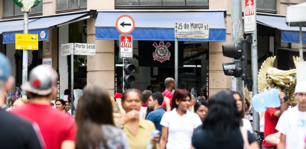 Rua 25 de Março apresenta movimento e conta com vários produtos do Corinthians