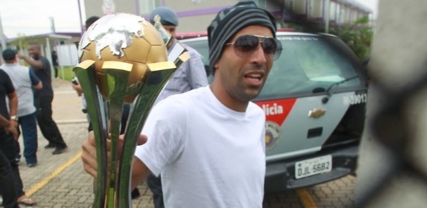 Sheik levou o troféu do Mundial aos torcedores no alambrado do CT Joaquim Grava - Robson Ventura/Folhapress