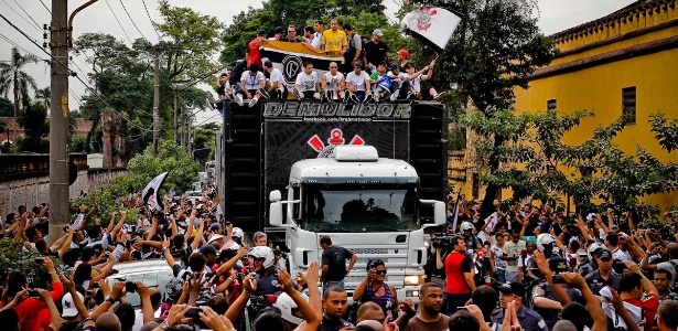 Jogadores do Corinthians fazem festa em trio elétrico com torcida durante carreta por SP