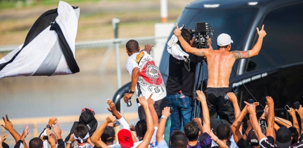 Torcedores do Corinthians recepcionam ônibus do time em desembarque no aeroporto 