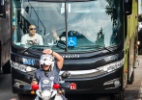Corinthians deixa o aeroporto e exibe taça para torcida de dentro do ônibus - Leonardo Soares/UOL