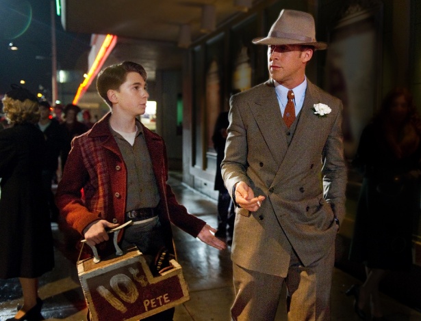 Ryan Gosling (de terno) em cena do filme "Caça aos Gangsteres", de Ruben Fleischer - Divulgação