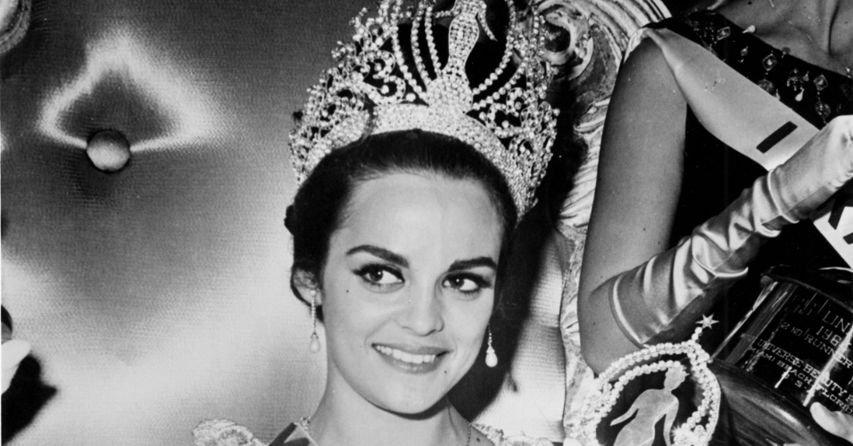 A grega Corinna Tsopei venceu o Miss Universo 1964, realizado em Miami, nos EUA