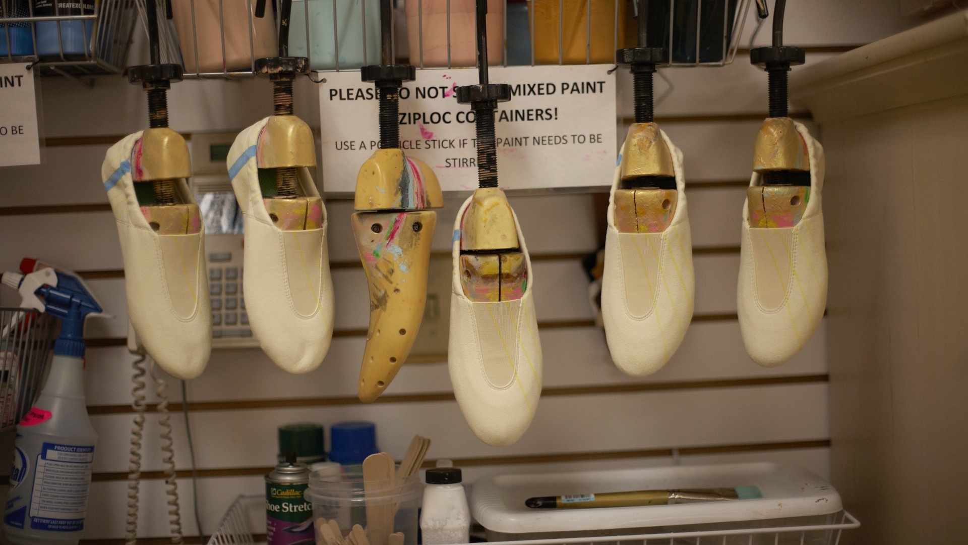 As dezenas de sapatilhas e botas são feitas de poliéster, tecido que reage melhor as constantes exposições a água - Foto: Lucian Capellaro/Paramount Texto: Estefani Medeiros