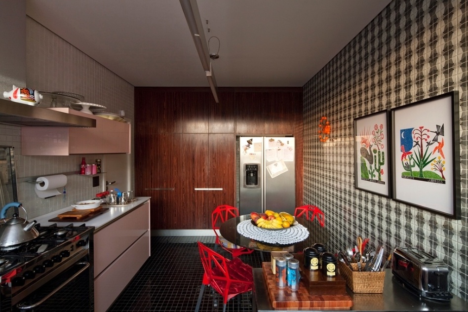 Na cozinha, elementos originais da casa - como o armário - foram combinados a outros moderníssimos como as cadeiras industriais desenhadas por Konstantin Grcic. O revestimento em pastilhas Bico de Jaca (Jatobá) constrasta com os módulos suspensos com acabamento em rosa suave. A Casa do Arquiteto tem projeto de reforma assinado por Marcelo Rosenbaum - Leonardo Finotti/ UOL