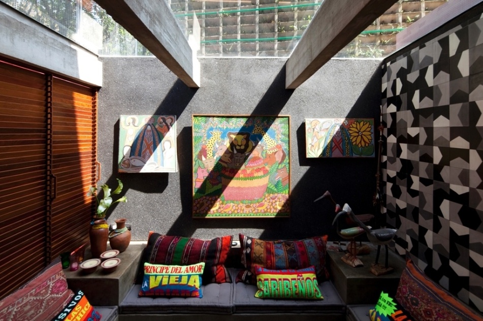 No lounge, também próximo da churrasqueira, os móveis baixos garanham em cores através dos detalhes étnicos e latinos. Na parede, revestimento em fulget, como na sala de estar do térreo. A Casa do Arquiteto foi reformada por Marcelo Rosenbaum - Leonardo Finotti/ UOL