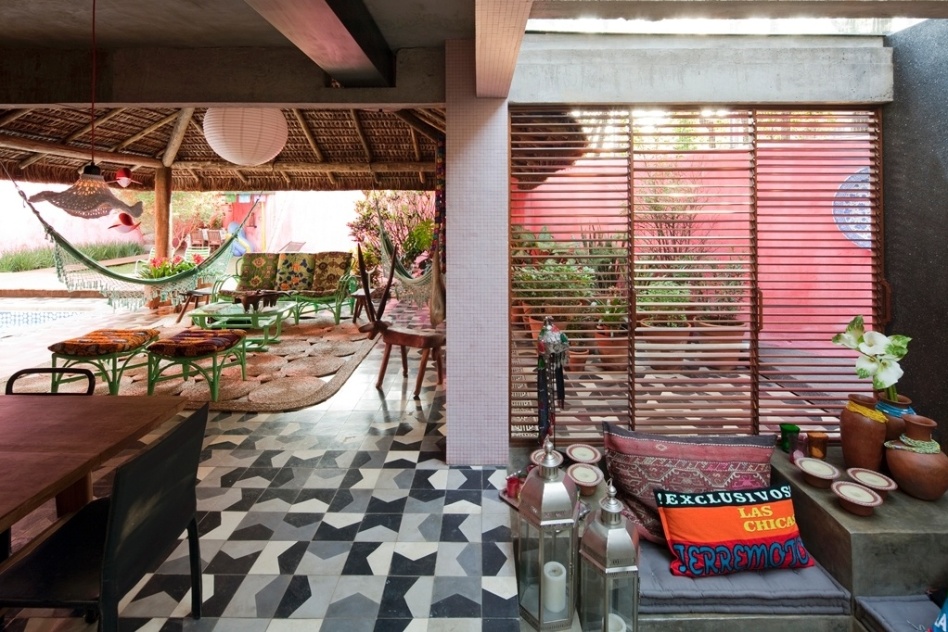 No estar informal, aliado à área da churrasqueira, estão os móveis estruturados em cana-da-índia herdados da avó por Marcelo Rosenbaum. A Casa do Arquiteto funcionou como um laboratório e reserva aos moradores toda a personalidade do dono, mestre em misturar elementos - Leonardo Finotti/ UOL