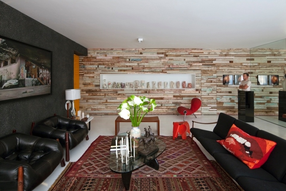 Na sala de estar da Casa do Arquiteto, com assinatura de Marcelo Rosenbaum, o sofá do Liceu de Artes e Ofícios de São Paulo é combinado ao Eames Elephant, à mesa de centro Isamu Noguchi e à cadeira Embryo (em vermelho, ao fundo), desenhada por Marc Newson. Apesar dos nomes de peso, a coleção de peças de alto design foi reúnida apenas por seu apelo estético - Leonardo Finotti/ UOL