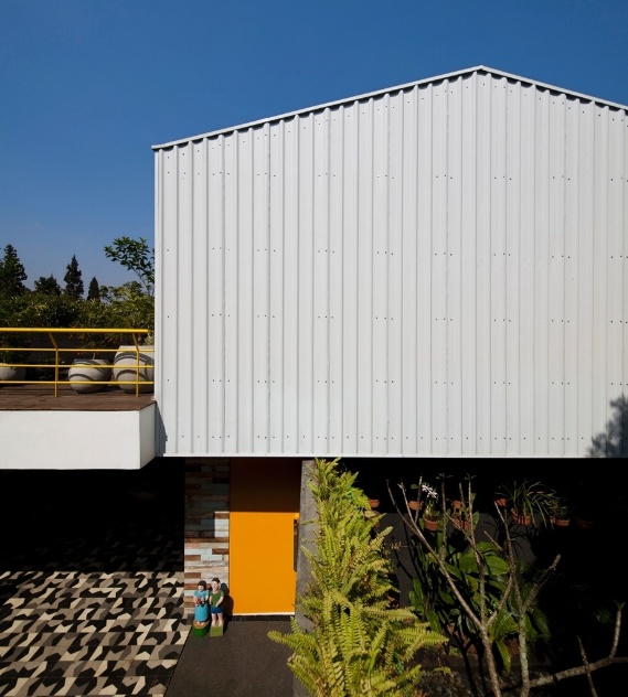 O volume superior da Casa do Arquiteto, com projeto de reforma assinado por Marcelo Rosenbaum, ganhou revestimento em telhas onduladas da Brasilit. A residência datada dos anos 1960 está implantada em um terreno com 457 m² - Leonardo Finotti/ UOL