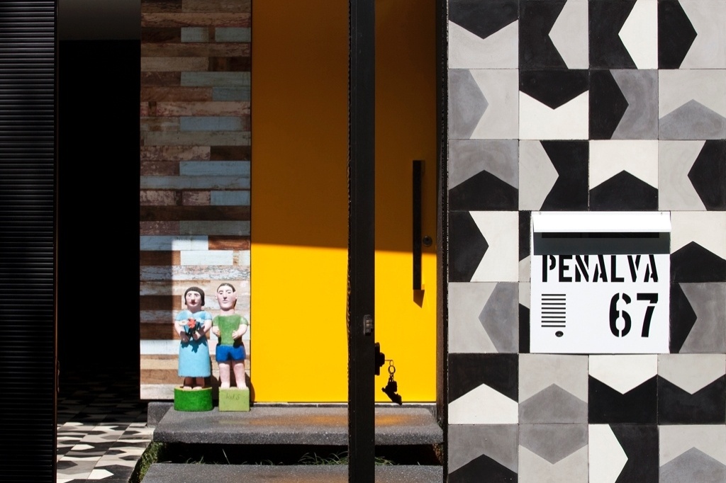 A Casa do Arquiteto, reformada por Marcelo Rosenbaum, reúne em sua fachada a porta em um amarelo vibrante, tábuas de madeira de demolição estruturando um painel, ladrilhos hidráulicos Bandeirinha - assinados pelo designer e produzidos pela Brasil Imperial - e arte brasileira - Leonardo Finotti/ UOL
