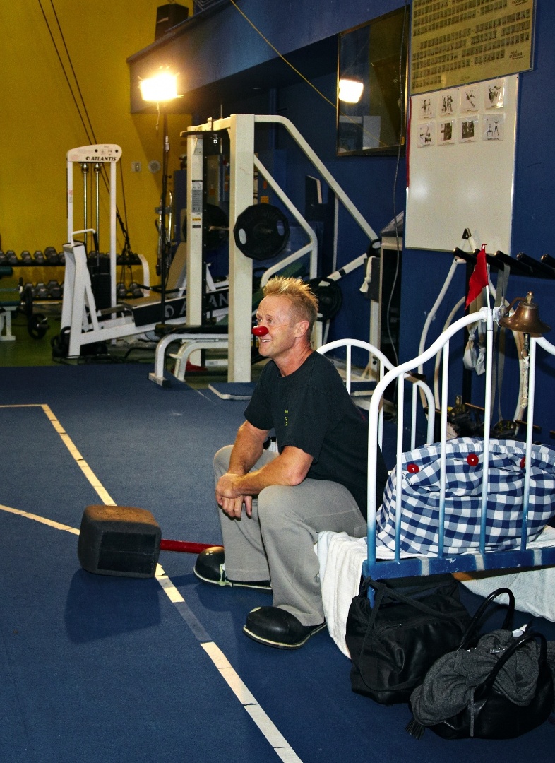 Clown que já participou do elenco de "Alegría", o russo Leonid Leykin apresenta a academia onde a trupe faz aquecimentos antes do show. O espaço tem bandeiras de diversos países para simbolizar as diferentes nacionalidades presentes no elenco - Foto: Lucian Capellaro/Paramount Texto: Estefani Medeiros