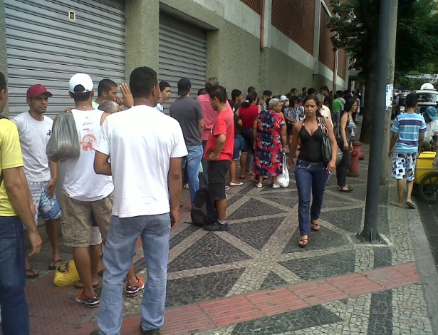 Filas para troca de ingressos no Mercado Central para inauguração do Mineirão viraram quarteirão 