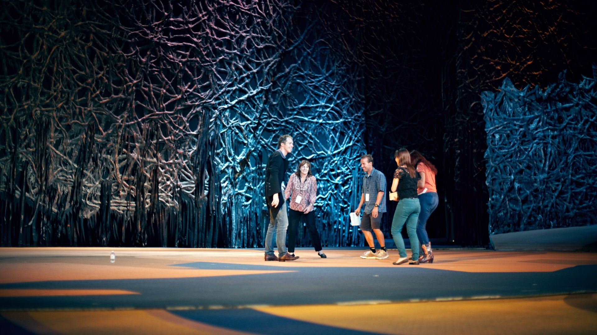 Mais alto e de camiseta preta, o ator Benedict Nigro, que interpreta o gerente de teatro Eugen no espetáculo "O", ensina jornalistas a fazer a mímica usada pelo seu personagem no show - Foto: Lucian Capellaro/Paramount Texto: Estefani Medeiros