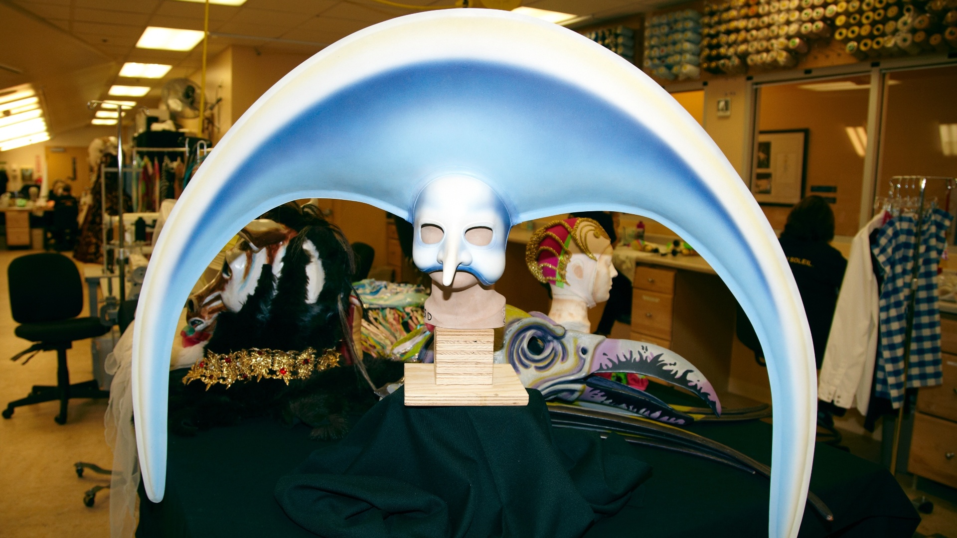 Máscara usada por um dos personagens do espetáculo "O". Todos os bustos para as máscaras têm o formato do rosto dos atores em tamanho real - Foto: Lucian Capellaro/Paramount Texto: Estefani Medeiros