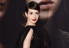 Tendência das Famosas: Mesmo com cabelos curtos, Anne Hathaway mantém a feminilidade - Getty Images