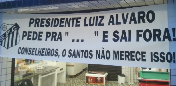 Torcida do Santos pede saída de Luis Alvaro, nesta segunda-feira, na Vila Belmiro  - Samir Carvalho/UOL