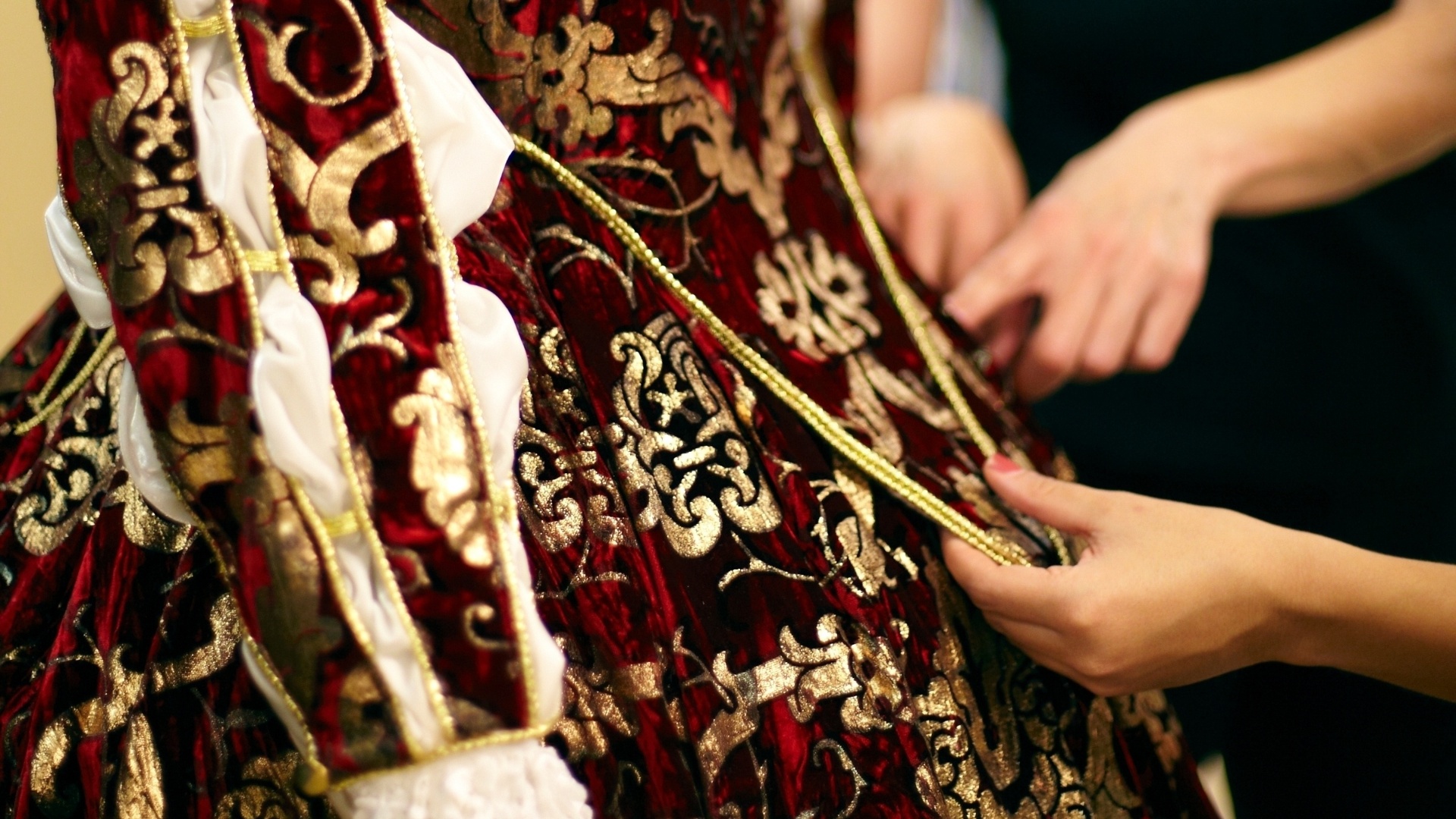 Vestido usado no espetáculo "O" é tratado diariamente para não se desgastar no espetáculo, que é realizado em uma grande piscina dentro do teatro. A lavanderia cuida das centenas de peças dos 85 artistas do elenco - Foto: Lucian Capellaro/Paramount Texto: Estefani Medeiros