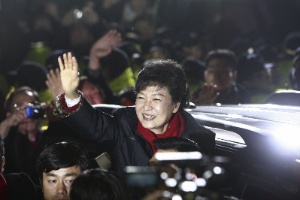  A conservadora Park Geun-hye, presidente eleita da Coreia do Sul, acena para seus apoiadores ao chegar na sede do partido Saenuri, em Seul