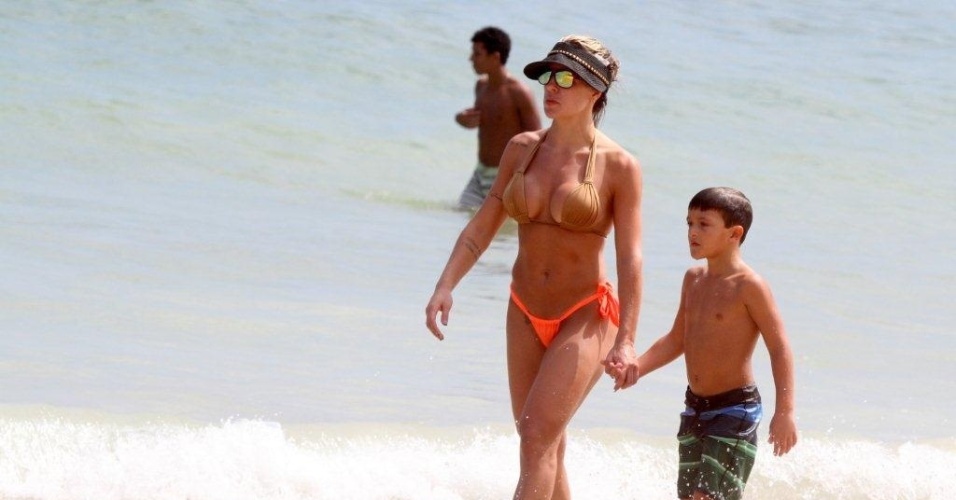 19.dez.2012 - A modelo Joana Machado curtiu um dia na praia do Leblon, zona sul do Rio, acompanhada do filho Maurício