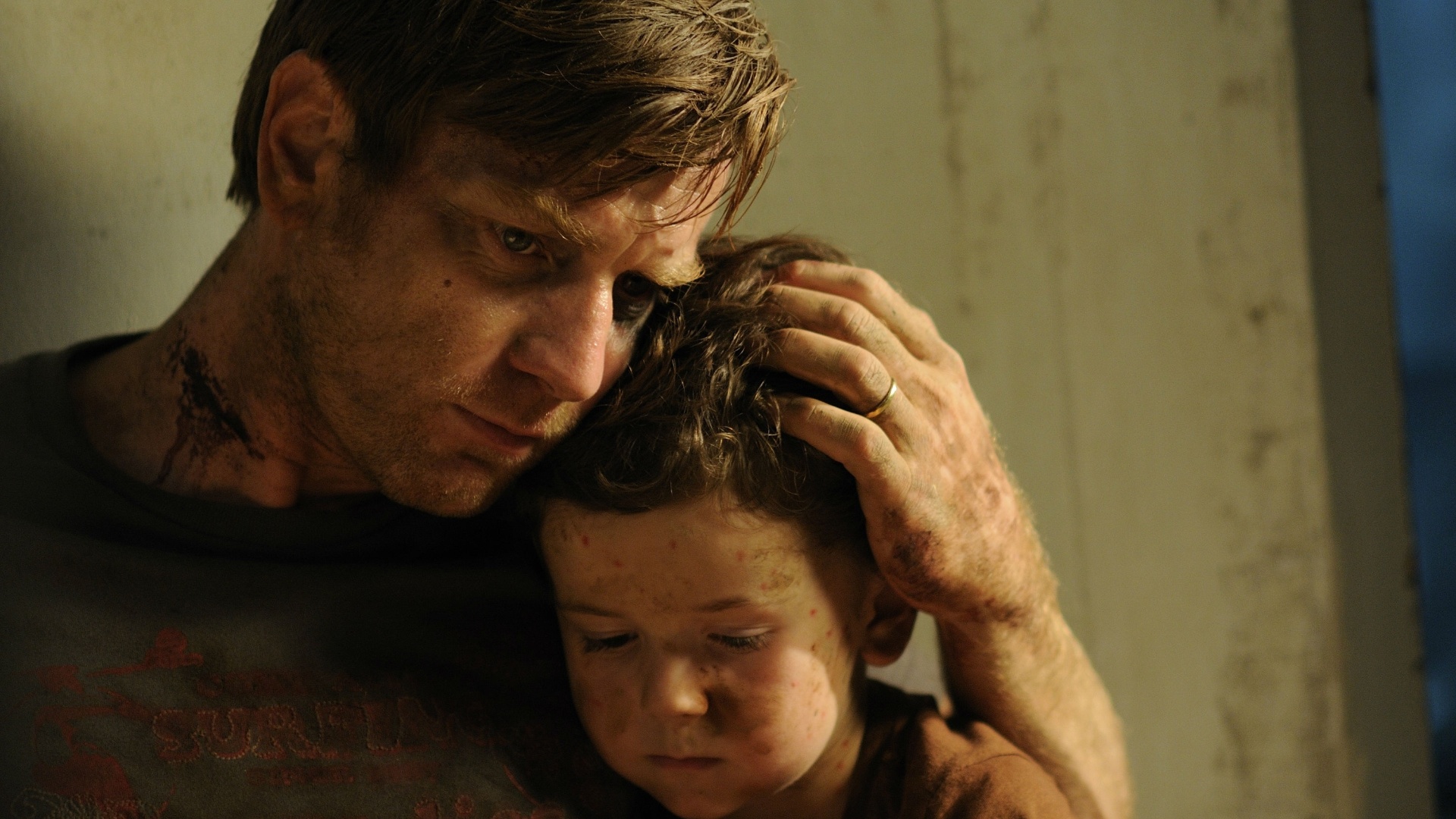 19.dez.2012 - Cena do filme "O Impossível", estrelado por Ewan McGregor e Naomi Watts, que reconta o drama vivido por uma família em férias na Tailândia durante o tsunami devastador de 2004 na região - Divulgação