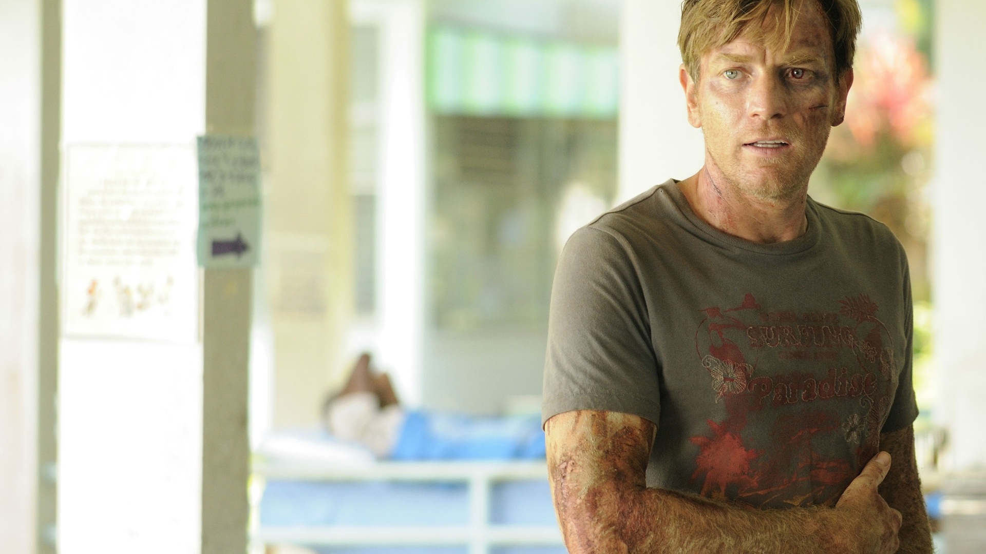 19.dez.2012 - Cena do filme "O Impossível", estrelado por Ewan McGregor e Naomi Watts, que reconta o drama vivido por uma família em férias na Tailândia durante o tsunami devastador de 2004 na região - Divulgação